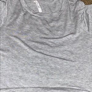 grey short sleeve shirt